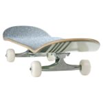 Globe Skateboard Slant 5,25-Zoll-Achsen und 52mm-Räder Nahaufnahme