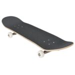 Seitenansicht des kompletten Globe Strype Hard 7.75 Skateboards mit Achsen und Rollen