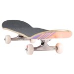 Nahaufnahme der 52 mm 99A Rollen auf dem Globe G0 Strype Hard Skateboard
